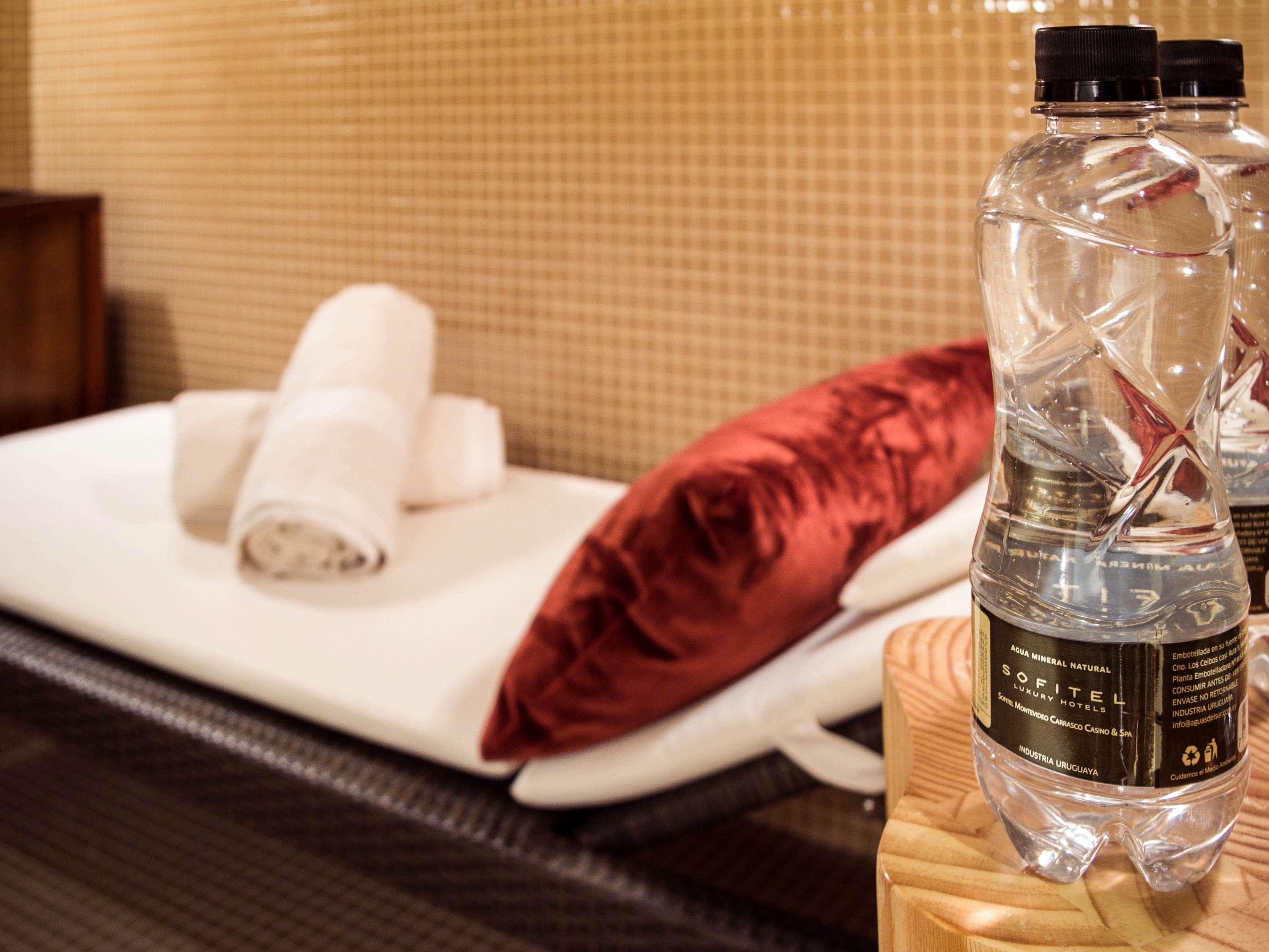 Sofitel Montevideo Casino Carrasco & Spa Εξωτερικό φωτογραφία Bottled water in a hotel room