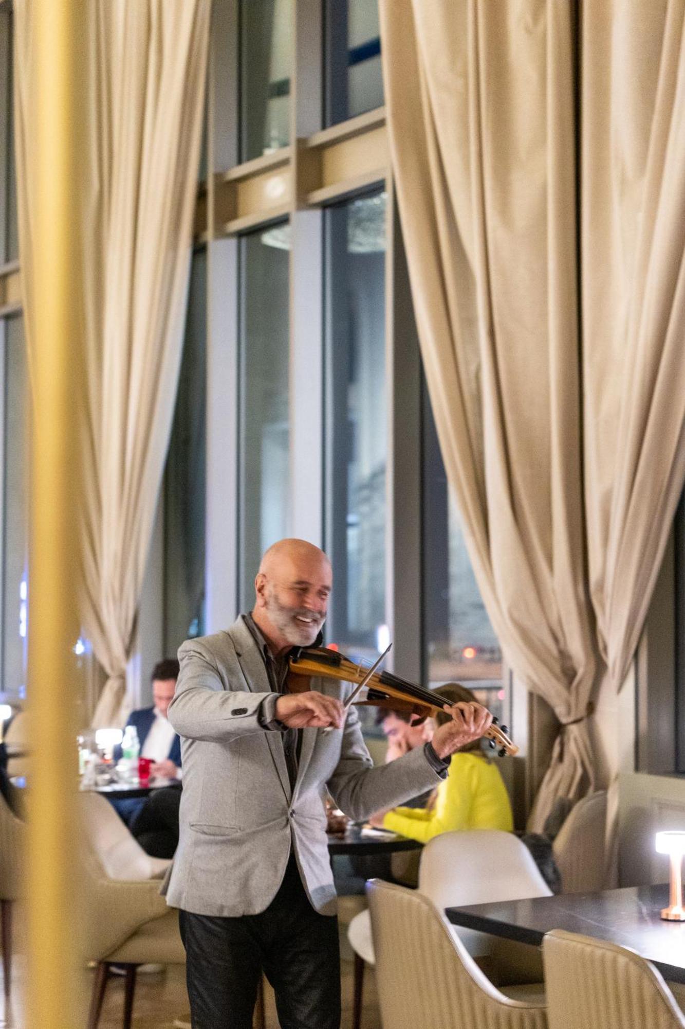 Sofitel Montevideo Casino Carrasco & Spa Εξωτερικό φωτογραφία The violinist at the opening of the restaurant