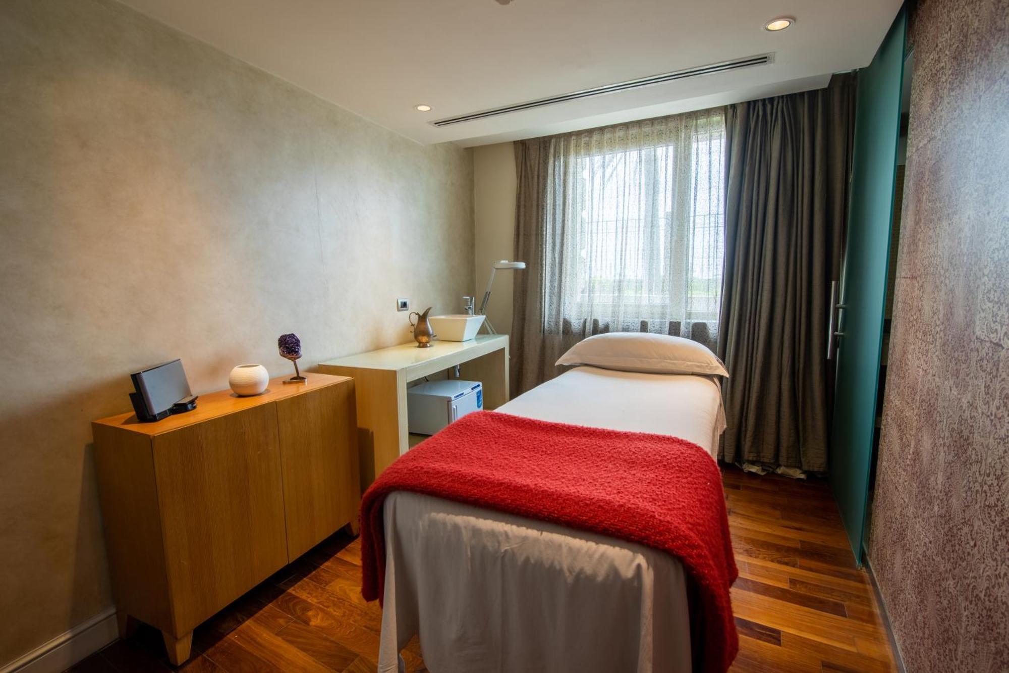 Sofitel Montevideo Casino Carrasco & Spa Εξωτερικό φωτογραφία Treatment room at The Dorchester, London
